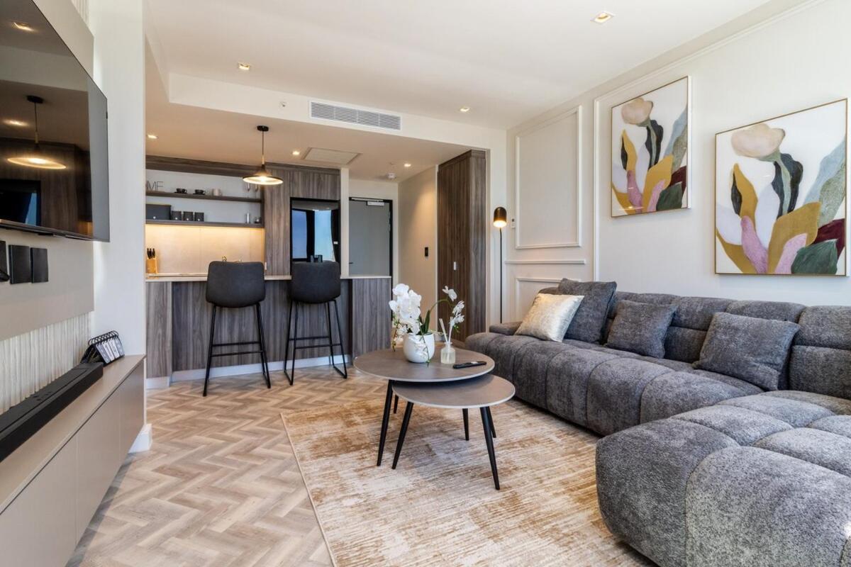 Foreshore Place Elegant In Cbd Apartment